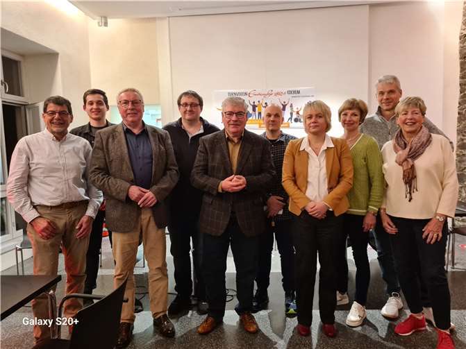 Der neue Vorstand des TV Cochem: v.li. Jürgen Sabel (Schriftwart), Filipp Gabriel (Veranstaltungswart), Bernd Schuwerack (Geschäftsführender Vorsitzender) Matthias Gabriel (Kassenwart), Willy Müller (Repräsentierender Vorsitzender), Michael Kausch (Pressewart), Sandra Holzknecht-Wilde (Frauenwartin) Kerstin Hofmann (Oberturnwartin) Peter Raueiser (Sportwart), Jeanette Sabel (Seniorenwartin). Quelle: des TV Cochem
