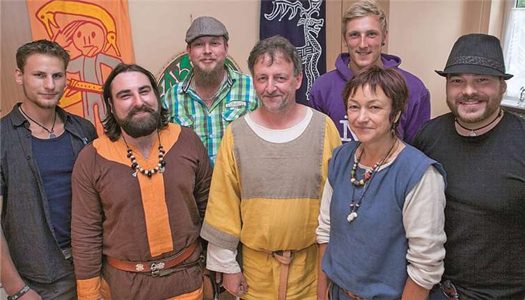 Der neue Vorstand des Vereins Frankensiedlung Nithrindorp nach der Jahreshauptversammlung (v. l.): Beisitzer Nils Prodöhl, Zweiter Vorsitzender Markus Frankreiter, Schriftführer Tobias Rebinski, Vorsitzender Mathias Heeb, Beisitzerin Bernadette Klöckner-Heeb, Beisitzer Christoph Ehrhardt und Kassenwart Bernd Menden. VJ