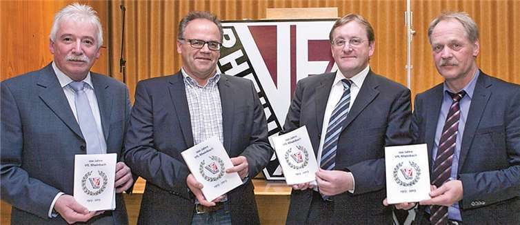Der neue Vorstand des VfL Rheinbach will den Jubiläumsverein in ruhiges Fahrwasser führen: (V.l.) Geschäftsführer Helmut Schulten, Finanzchef Rainer Schwäbig, Vorsitzender Hermann Josef Frings und Stellvertreter Horst Reichling. VJ