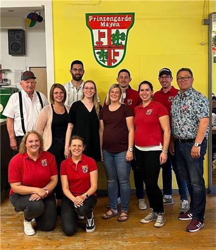 Der neue Vorstand freut sich auf die Zusammenarbeit (v.l. (hintere Reihe): Dieter Daheim, Florian Klöppel, Marco Hild, Peter Otto (mittlere Reihe): Anna Theisen, Hannah Dahm, Svenja Portz, Yvonne Müller, Albert Portz (vordere Reihe): Ellen Kreiser, Steffi Keuser.  Fotos: Prinzengarde Mayen e.V.