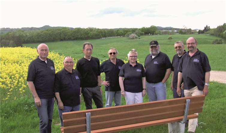 Der neue Vorstand freute sich sehr, die neue Bank offiziell an die Ortsgemeinde übergeben zu dürfen. (V.l.) Achim Haubenreißer, Hilarius Balensiefen, Hans-Josef Weißenfels erster Beigeordneter der Gemeinde, Heinz Stern, Helene Hultgren, Bernd Erdmann, Wolfgang Rahn und Karl Josef Rings. Privat