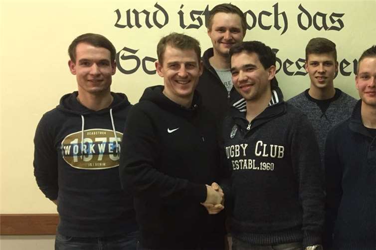 Der neue Vorstand gemeinsam mit Fabian Groß (2.v.l.). Er schüttelt dem Präsidenten Manuel Adams (4.v.l.) zur Verabschiedung die Hand.privat