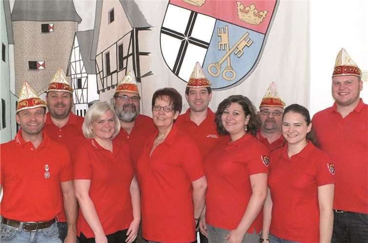Der neue Vorstand: hinten v.l. Joachim Waldmann (Beisitzer), Andreas Schwager (Geschäftsführer), Michael Dung (2. Vorsitzender), Dirk Sieberz (1. Kassierer) und Felix Weber (Stadtsoldatenkommendant), vorne v.l. Jörg Buchmüller (Sitzungspräsident), Jenny Waldmann (Pressesprecherin), Martina Schwager (1. Vorsitzende), Daniela Schwager (2. Kassiererin) und Sissi Dahmen (Beisitzerin); abwesend: Alexander Alscheid (Schriftführer).privat