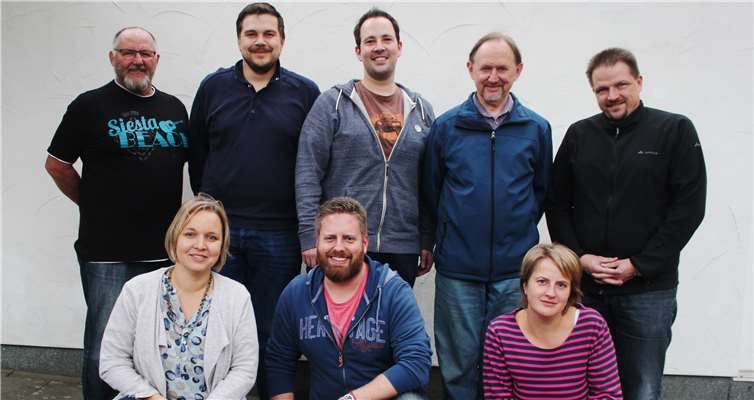 Der neue Vorstand (hinten von links): Kassierer Werner Gurk, Zweiter Schießmeister Rainer Tuschen, Brudermeister Hendrik Beer, Schießmeister Ulrich Dold und Zweiter Brudermeister Marco Klee sowie (vorn von links) Zweite Schriftführerin Helga Klein, Jungschützenmeister Christian Klein und Schriftführerin Anne Beer.privat