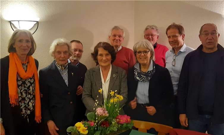 Der „neue Vorstand“ im Bild von links: Weiherwartin Evelyn Schnabel, Schriftführerin Monika Wolf-Umhauer; hintere Reihe: Dr. Karl-Heinz Lamberty, Vorsitzender Dr. Georg Schneider, Martin Faßbender; vorne: die scheidende Karin von Wilckens, Kassenwartin Ruth Micklisch, Manfred Bähr, stellv. Vorsitzender Karl Micklisch. Foto: privat