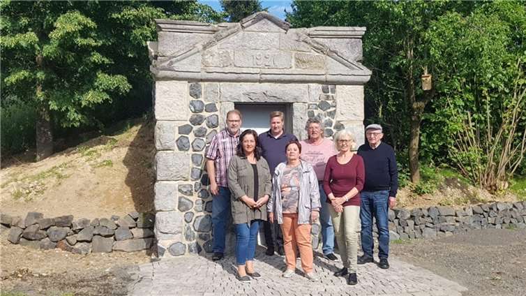 Der neue Vorstand im Heimat- und Verschönerungsverein (hintere Reihe) : Martin Hahnenberg (2. Vorsitzender), Peter Kohl (Zeugwart), Veit Kalter (1. Vorsitzender), Paul Grefrath (2. Hüttenwart). Vordere Reihe: Marietta Schmid Kalter (Hüttenwartin), Carmen Stockhausen (Schriftführerin) und Jira Paulsen (Kassiererin). .  Foto: privat