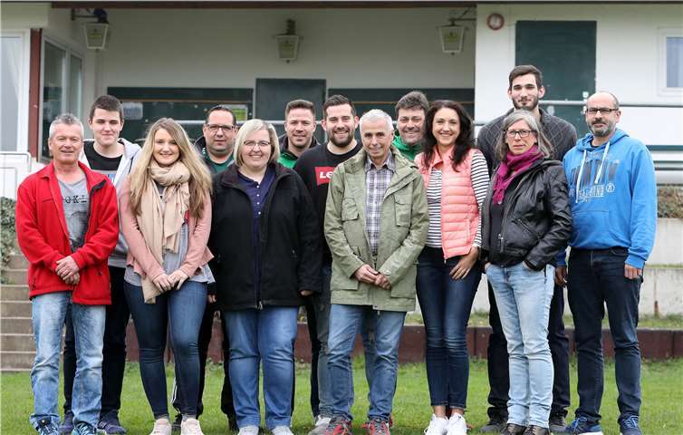 Der neue Vorstand: in der hinteren Reihe Henning Bartels, Andy Pung, Klaus-Peter Blum, Christian Schmidt, Jörg Schmitz, Fabio Spagnino (v. li.); in der vorderen Reihe Thomas Welker, Katrin Rascher, Christina Spang, Axel Runkel, Vladimira Rascher, Andrea Lanzrath, Mark Petry (v. li.).Foto: privat
