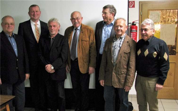 Der neue Vorstand mit dem Bürgermeister und dem Fraktionsvorsitzenden.