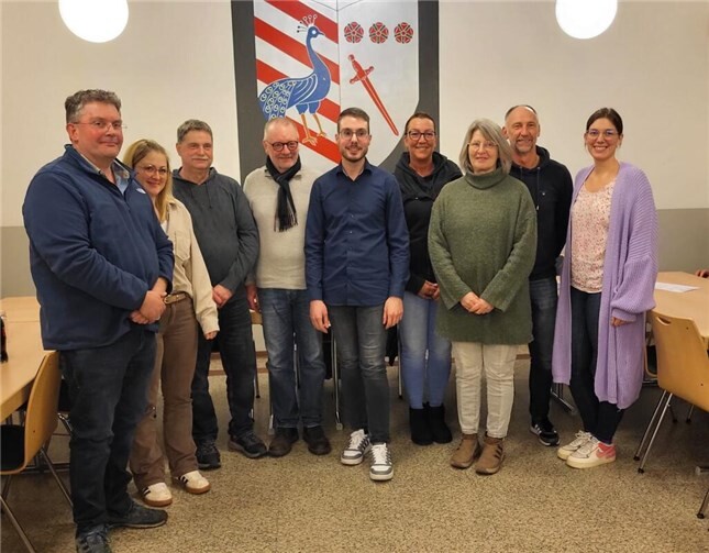 Der neue Vorstand mit den beiden verabschiedeten Vorstandsmitgliedern Jana Dik (1.v.r.) und Andreas Gut (2.v.r.)  Foto: Martina Peil