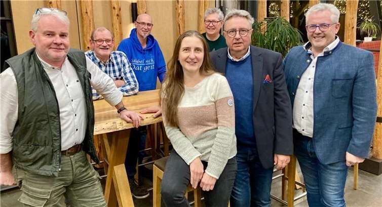 Der neue Vorstand mit der 1. Vorsitzenden Tanja Schmidt (Mitte), Stellvertreter Albert Jung (re.), und Schriftführer Andreas Karges (3.v.li.), Kassenwart Eckhard Kanzler (3.v.re.) den Bei-sitzern Ulli Möntenich und Martin Lauxen (v.li.) sowie Matthias Müller (2.v.re.).  Foto: FWG