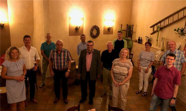 Der neue Vorstand mit der Gastrednerin Anna Köbberling (links): Detlev Pilger, Ralf Zipper, Hermann-Josef Schmidt, Cem Ilhan, Toni Bündgen, Peter Kalter, Dennis Winkel, Jutta Fried, Käthe Dötsch, Gerald Dötsch und Pascal Klingmann (es fehlt Nina Nell). Foto: SPD