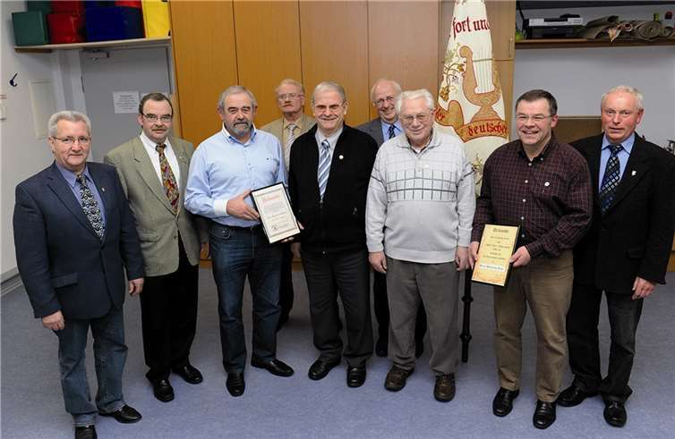 Der neue Vorstand präsentiert sich dem Fotografen. -FIX-