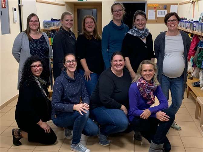 Der neue Vorstand setzt sich wie folgt zusammen (kniend v.l.): Kianet Klein (2. Vorsitzende), Anja Förster (Kassiererin), Manuela Albrecht (1. Vorsitzende), Petra Röther (Schriftführerin), stehend v.l.: Arnika Pütz, Julia Saxler, Susanne Bauch, Kerstin Ruth, Susann Grothe, Mareike Skuplik (Beisitzerinnen). Foto: privat