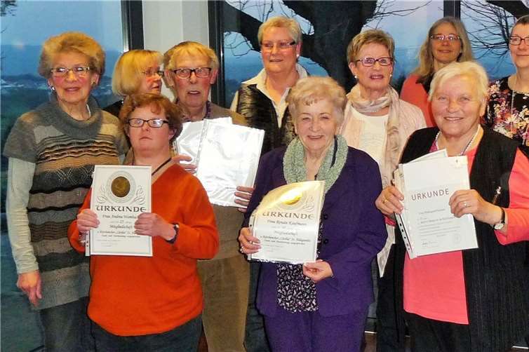 Der neue Vorstand sowie die Jubilare des Kirchenchors „Cäcilia“ St. Aldegundis Arzheim, angeführt von Jolanda Heukäufer (5.v.l.). PSM