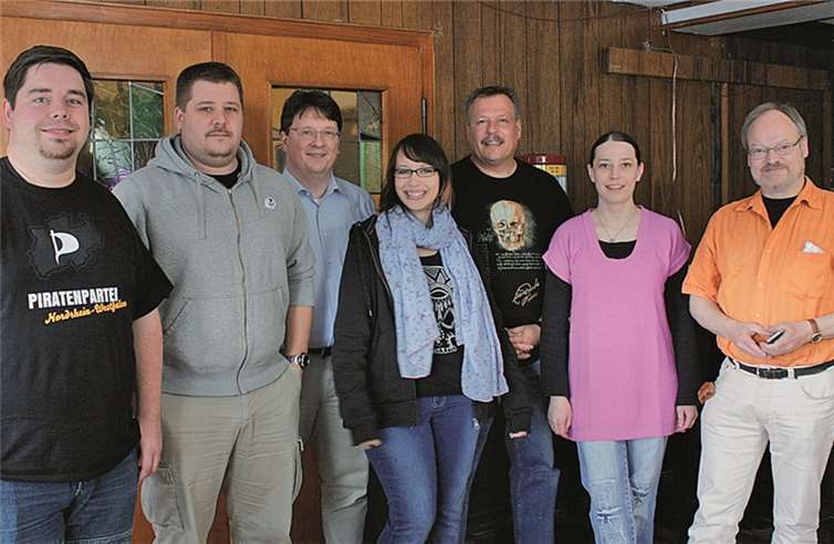 Der neue Vorstand stellt sich vor: v.li.n.re.: Martin Zieroth, Marcel Weiler, Marcus Brühl, Franzi Klein, Roland Wenzke, Elli Esch und Wolf Roth. privat