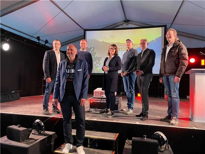 Der neue Vorstand um den wiedergewählten Vorsitzenden Christian Lindner (vorne).  Foto: SN