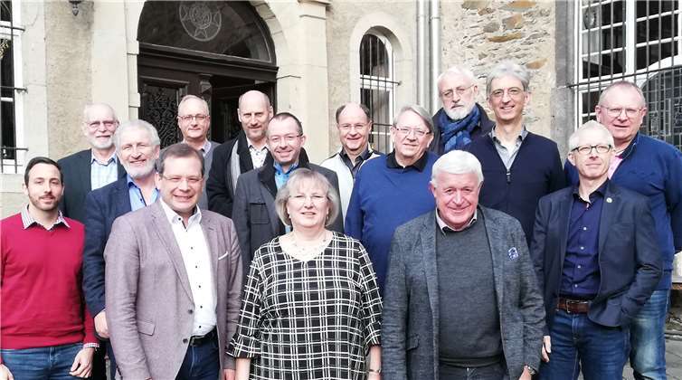 Der neue Vorstand und die Mitglieder der FWG Mayen-Koblenz blicken zuversichtlich in die neue Legislaturperiode. Als neu gewählter Vorsitzender wird Ralf Schmorleiz (4. v. l.) das politische Engagement des Vereins in den kommenden fünf Jahren leiten.Foto: Christian Greiner