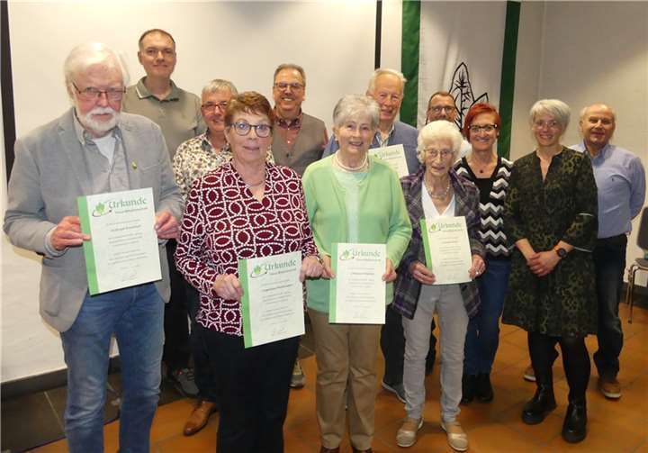 Der neue Vorstand und die geehrten Mitglieder stellten sich zu einem Erinnerungsfoto. Foto: privat