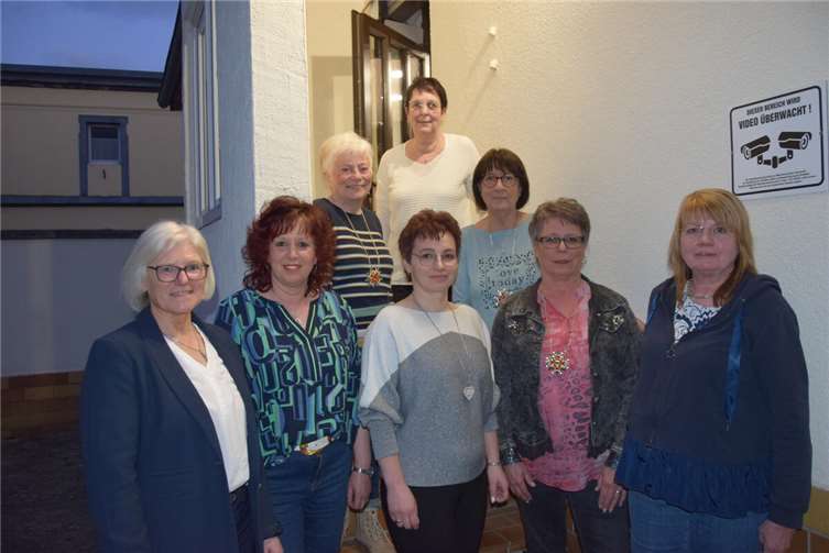 Der neue Vorstand: unten li. Anne Kühfuß,Silvia Nickenig, Alena Loosemann, Petra Kaltenborn, Yvonne Schultheis und zweite Reihe li. Conny Frensch, Marlies Einig, dritte Reihe, Gabi Becker. Fotos: Scheene Kenne Bassenheim