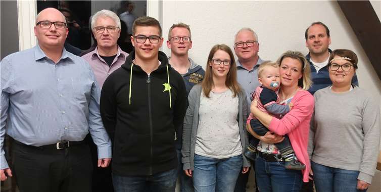 Der neue Vorstand (v. l.): Andreas Ronig, Peter Müller, Felix Rockenbach, Nils Müller, Eva Müller, Klaus Kux, Daniela Schöneberg mit Max, Dirigent Stefan Kux und Nadine Goergen.
