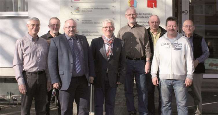 Der neue Vorstand: (v. l.) Hans-Dieter Meier, Karl-Heinz Carle, Franz-Xaver Betz, Siegfried Czaya, Udo Lück, Eckhard Voss, Stefan Perl u. Hans-Joachim Eichbaum. privat