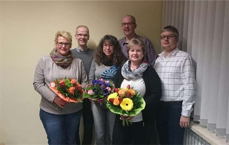Der neue Vorstand v. li. vordere Reihe: Elke Ernst, Helga Müller, Heike Schneider und Frank Sütterlin (Konrektor) sowie in der hinteren Reihe: Christian Etzkorn (Rektor) und Udo Hirsch (Vorsitzender).privat