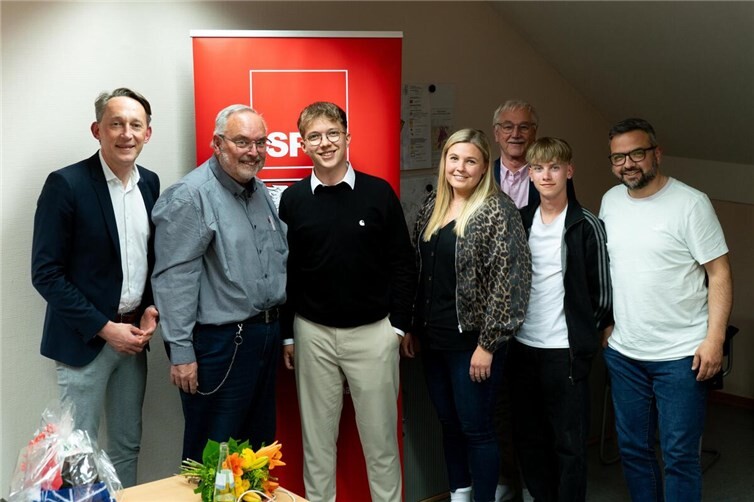 Der neue Vorstand verabschiedet den scheidenden Vorsitzenden Ulrich Böttinger (v.l.n.r.: Marc Ruland, Ulrich Böttinger, Nick Quint, Johanna Manns, Rudolf Theisen, Fillip Hartung, Deniz Dinler)