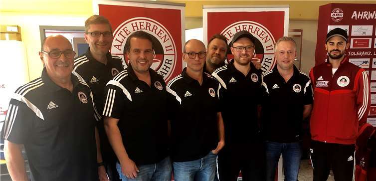 Der neue Vorstand (v.l.): Dieter Weiland, Martin Lehnert, Danilo Arata, Ralf Schmitt, Andreas Koch, Roman Panin, Ralf Bachem und Gianfranco di Francesco (nicht im Bild: Schriftführer Dennis Preußner). Fotos: privat