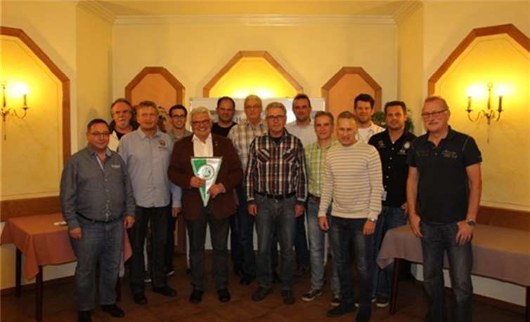 Der neue Vorstand (v.l.): Helmut Bach, Günther Döll, Horst Jonas, Nico Nübel, Reinhold Jungbluth, Kay Kalter, Volker Butz, Ulrich Mertens, Peter Wilkes, Christian Hoffmann, Frank Verhagen, Denis Kleemann, Stefan Bernstädt, Walter Mürtz. privat