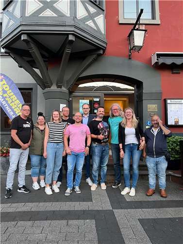 Der neue Vorstand (v.l.): Hermann Schlich (1. Präsident), Alice Bachem (2. Kassiererin), Fabia Rams (1. Schriftführerin), Carsten Haakert (1. Hallenwart), Florian Fischer (2. Hallenwart), Pierre Fischer (1. Kassierer), Michael Beyer (2. Präsident), Guido Strauf (2. Vorsitzender), Juliane Rams (1. Vorsitzende), Burhan Bircan (Fahnenträger), Es fehlt: Emma Schmitz (2. Schriftführerin).  Foto: privat