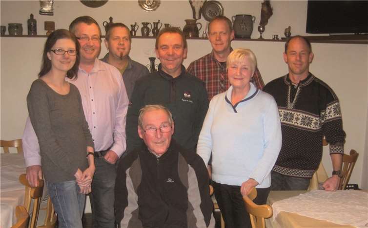 Der neue Vorstand (v.l.): Nadine Otten, Ralf Helmes und Heiko Mertesacker, Joachim Schimikowski, Gerd Mertesacker, Marita Ademes, Achim Herberz, (v.) Heinz Will.privat