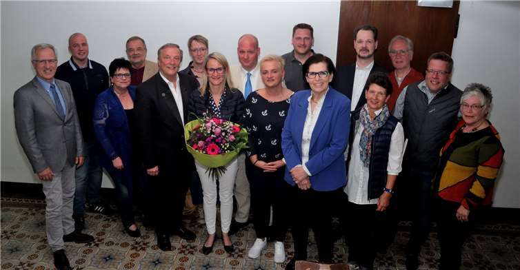 Der neue Vorstand: (v.l.) Versammlungsleiter MdL Josef Dötsch, Christian Hahn, Claudia Hein, Manfred Schümann, BM Gerd Jung, Beate Kerberger, Kerstin Mohrenberg, Michael Herberts, Michéle Hodneland, Marco Frank, Christa Pattberg, Andreas Hermann, Anita Herr, Kurt Pfahl, Vorsitzender GV Jörg Hilden, Ulrike Kray. Harald Fuchs, Phillip Dette und Achim Kreul fehlen. privat