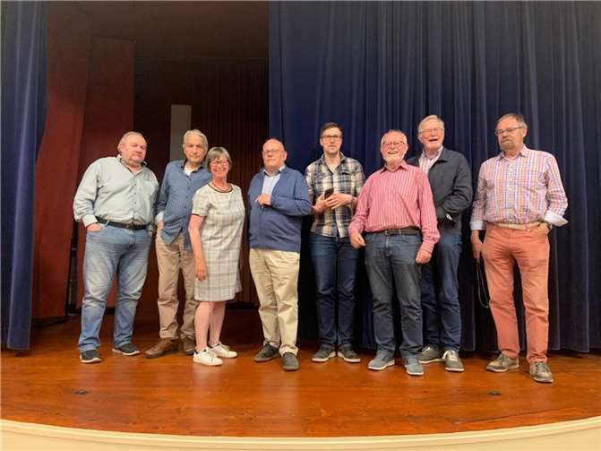 Der neue Vorstand: v.li. Christian Schmiedel, Konrad Hacker, Angela Linden-Berresheim, Joachim Titz, Dr. Stefan Fischer, Hans Metternich, Hans Atzler und Dr. Heinz Wilms.  Foto: Rathausverein