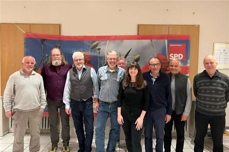 Der neue Vorstand: v.li. Dr. Dieter Bornschlegl, Ralf Spiekermann, Hubert Münch, Claus Hartmann, Jana Bach, Günter Bach, Matthias Grüll und Gisbert Rosinsky.  Foto: SPD Grafschaft