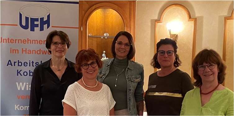 Der neue Vorstand: v.li. Elke Köhler (Kassenwartin), Marion Mathy (2. Vorsitzende), Lena Eiler (1. Vorsitzende), Ingrid Kasper (Pressearbeit) und Claudia Nemnich (Beisitzerin). Quelle: UFH Koblenz