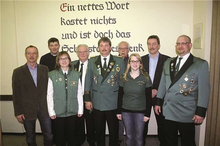 Der neue Vorstand (v.li.): Ewald Breuer, Melanie Seger Hans-Will Breuer, Brudermeister Dietmar Tietz, Jürgen Otter, C. Breuer, Gerd Gimnig und Daniel Link. Ihnen gratulierte Pfarrer Achim Thieser 2. vl. RÜ