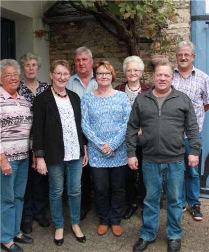 Der neue Vorstand: v.li. Gisela Perscheid, Walburga Volk, Anne-Leonie Balmes, Hans-Georg Stein, Melanie Ragge-Müller, Christel Holdorf, Alfred Meunier und Versammlungsleiter Harald Gittler. Es fehlen Marlene Koch und Henriette Meinhardt-Bocklet.