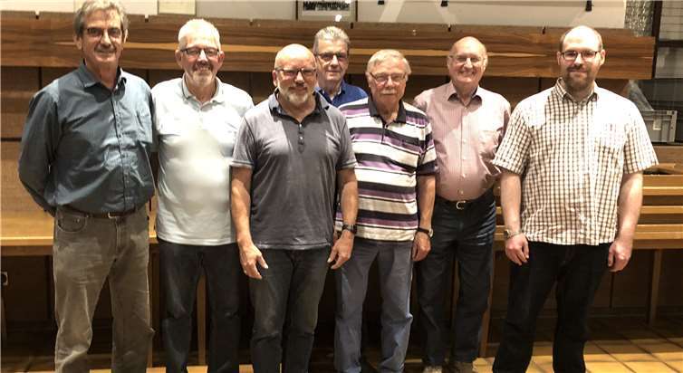 Der neue Vorstand (v.li.): H. Mosen u. P. Simon (Beisitzer), W. Becker (Chorsprecher), J. Betzing (2. Kassierer u. Pressesprecher), D. Berscheid (1. Kassierer), O. Lohner (stellv. Chorsprecher) und S. Kirsch (1. Schriftführer u. Notenwart). Auf dem Bild fehlt K.-P. Auer (Beisitzer). Foto: privat