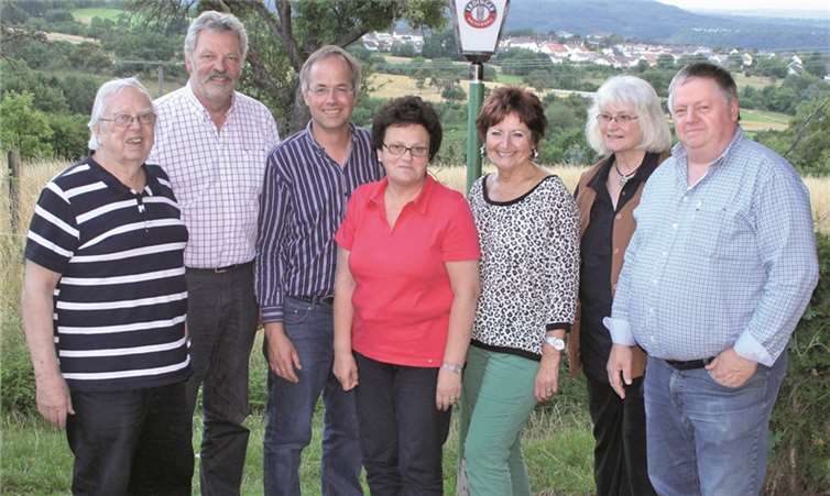 Der neue Vorstand (v.li.): Hans Heinrich (Ehrenvorsitzender), Heribert Heinrich (Orstvereinsvorsitzender), Andreas Metzing (Stellv. Ortsvereinsvorsitzender), Waltraud Marquet (Beisitzerin), Christa Brett (Schriftführerin), Helma Robertz (Seniorenbeauftragte), Otto Weigand (Beisitzer). Es fehlt Astrid Klosterkötter (Kassiererin). privat