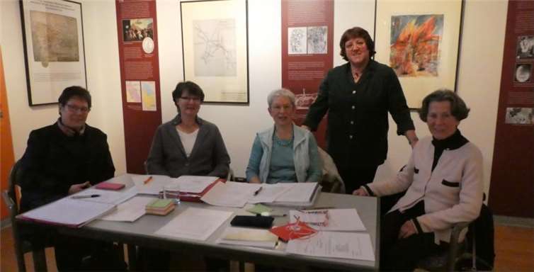 Der neue Vorstand: v.li Ursula Buchbender, Ellen Prehn, Renate Meier und Inka Zimmer.Im Hintergrund: Margot Leyendecker. Fotos: privat im Hintergrund: Margot Leyendecker