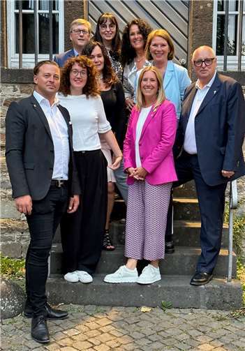 Der neue Vorstand: v.li. Vize-Präsident Dominik Brimmer, Jugendbeauftragte Anja Klinghuber, Schatzmeisterin Iris Steinacker-Creutzfeld, Präsident Ralph Puchta, Clubmasterin Gaby Schuster, Mitgliedschaftsbeauftragte Iris Kocak-Laue, Presse/PR Gaby Schuster, Past-Präsident Hans-Jörg Assenmacher, Sekretärin Jennifer de Luca (Mitte vorne). Foto: Jennifer de Luca/Lions Club