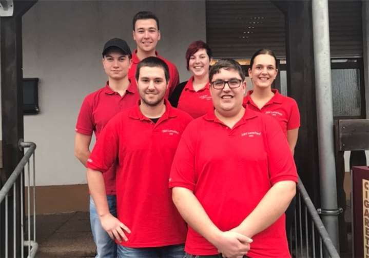 Der neue Vorstand v.li. hinten: Schriftführer Maximilian Kemmerling, Beisitzer Tim Weissenfels, Kassiererin Victoria Ehrenberg und Beisitzerin Laura Piestert. Vorne: zweiter Vorsitzender Marco Schneider und der erste Vorsitzende Dennis Hahn.privat