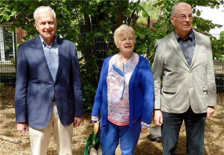 Der neue Vorstand (v.li.n.re.): Erich Roth (Vorsitzender Stiftungsrat), Anny Neusen (Geschäftsführerin), Wilhelm Augst (Vorsitzender Stiftungsvorstand). privat