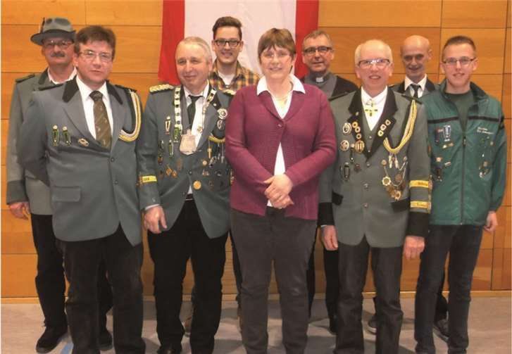 Der neue Vorstand (v.li.n.re.): Schießmeister Michael Dickob, 2. Kassierer Udo Klingelhöfer, Brudermeister Rainer Nonn, 2. Schriftführer Benedikt Schneider, 1. Schriftführerin Irmgard Nonn, Vereinspräses Pfarrer Günter Marmann, stellvertretender Brudermeister Rainer Mosen, 1. Kassierer Klaus Müller und Jugendwart Lukas Mosen. privat