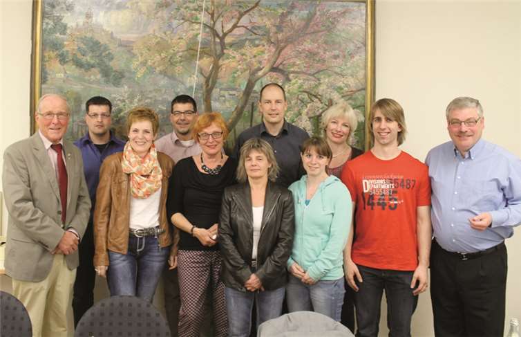 Der neue Vorstand (v.l.n.r.): Geschäftsführender Vorsitzender Wilfried Gerdes, Kassenwart Lars Ferrlein, Veranstaltungswartin Claudia Wilde, Pressewart und Vereinsmanager Jürgen Sabel, Seniorenwartin Rosi Kalinowski, Frauenwartin Britta Wolters, Sportwart Stefan Ziegler, Schriftwartin Anna Rutz, Oberturnwartin Kerstin Hofmann, Jugendwart Tobias Rutz und repräsentierender Vorsitzender Willy Müller. privat