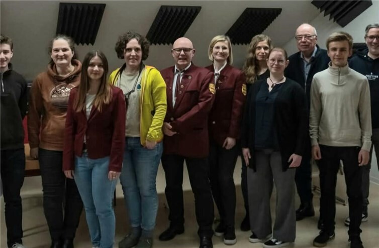 Der neue Vorstand (v.l.n.r.): Lennard Hörz, Sabine Klasen, Lisa Elzer, Sabrina Krahn, Alexander Schuster, Nicole Oster, Jenny Barz, Edda Schuster, Otto Barz, Simon Ockenfeld, Bertram Ochs.