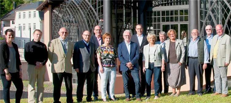 Der neue Vorstand (v.l.n.r.): Theresa Artzdorf, Thomas Naethe, Werner Hennemann, Bürgermeister Michael Kessler, Sascha Schoblocher, Claudia Seidel, Manfred Hendrichs,Guido Strüder, Rehlinde Glöckner, Roman Hörter, Dr. Ute Stuhlträger-Fahtepour, Werner Dietz, Dr. Manfred Rünnenburger, Hajo Stuhlträger.Es fehlen: Gabriela Fürstin zu Sayn-Wittgenstein-Sayn, Landrat Dr. Alexander Saftig, Generaldirektor Thomas Metz (GDKE), Barbara Friedhofen, Silvia Runkel. Fotos: privat