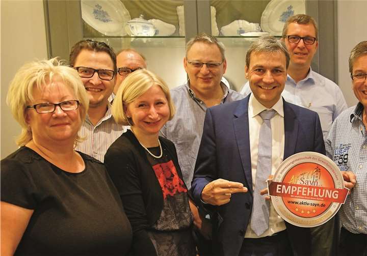 Der neue Vorstand von Aktiv Sayn e.V. mit dem neuen "Gütesiegel".privat