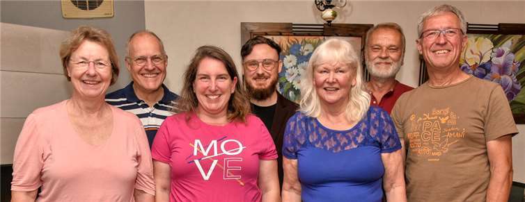 Der neue Vorstand von BÜNDNIS 90/DIE GRÜNEN, Ortsverband Brohltal zusammen mit dem Vertreter im Gesamtvorstand der GRÜNEN im Kreis. Vorne: Jutta Dietz, Carmen Rau, Margo Hermann, Rainer Schlich, hinten: Albert Dietz, Thomas Krieger (Gesamtvorstand), Ralf-Dietmar Klaus.  Foto:Ina Marhöfer / GRÜNE OV Brohltal