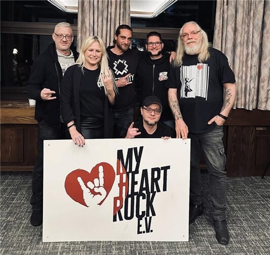 Der neue Vorstand von „MYHeartRock e.V.“ (v.l.): Marc Krischer, Tanja Salkowski, Ingo Gensmann, Sven Rollmann, Jürgen Kuth, Mikes Jones. Auf dem Bild fehlt Markus Lutz. Foto: privat